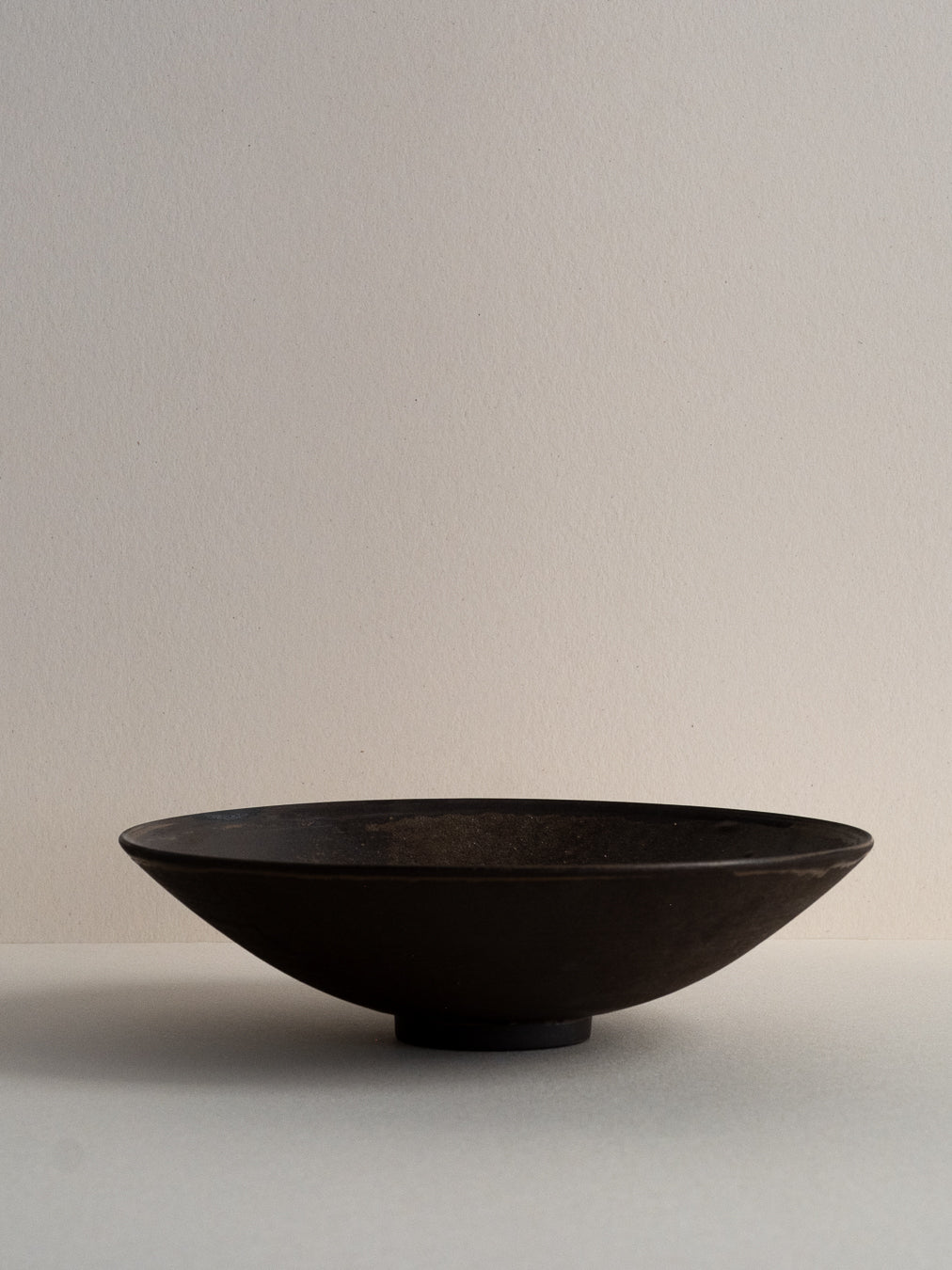 Grand conic bowl in black clay