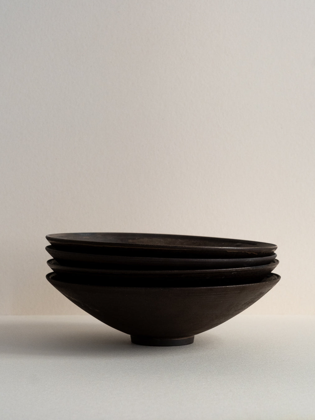 Grand conic bowl in black clay