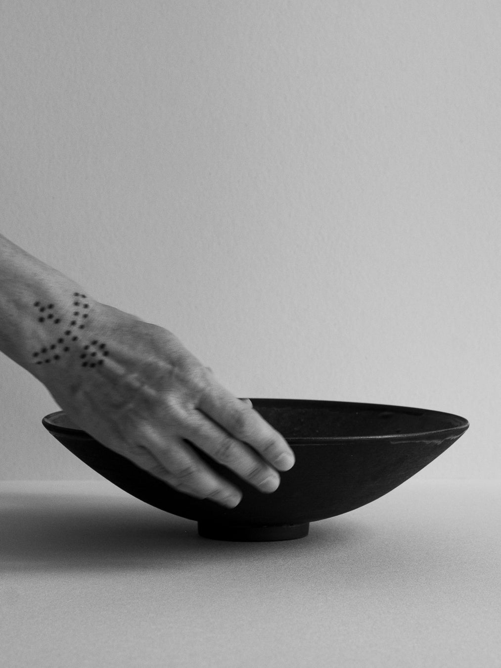 Grand conic bowl in black clay