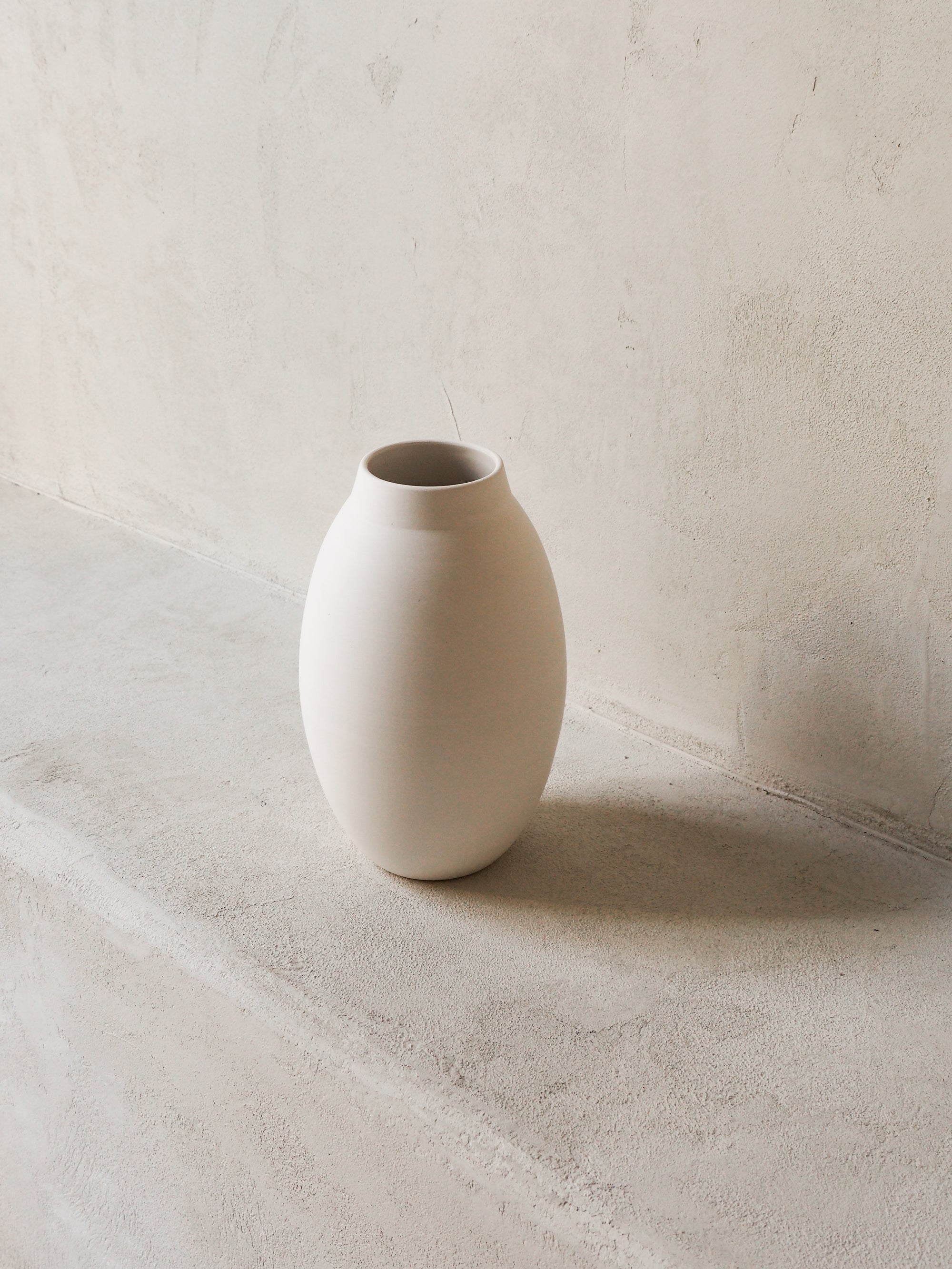 BIG CLAY VASE ( WHITE )