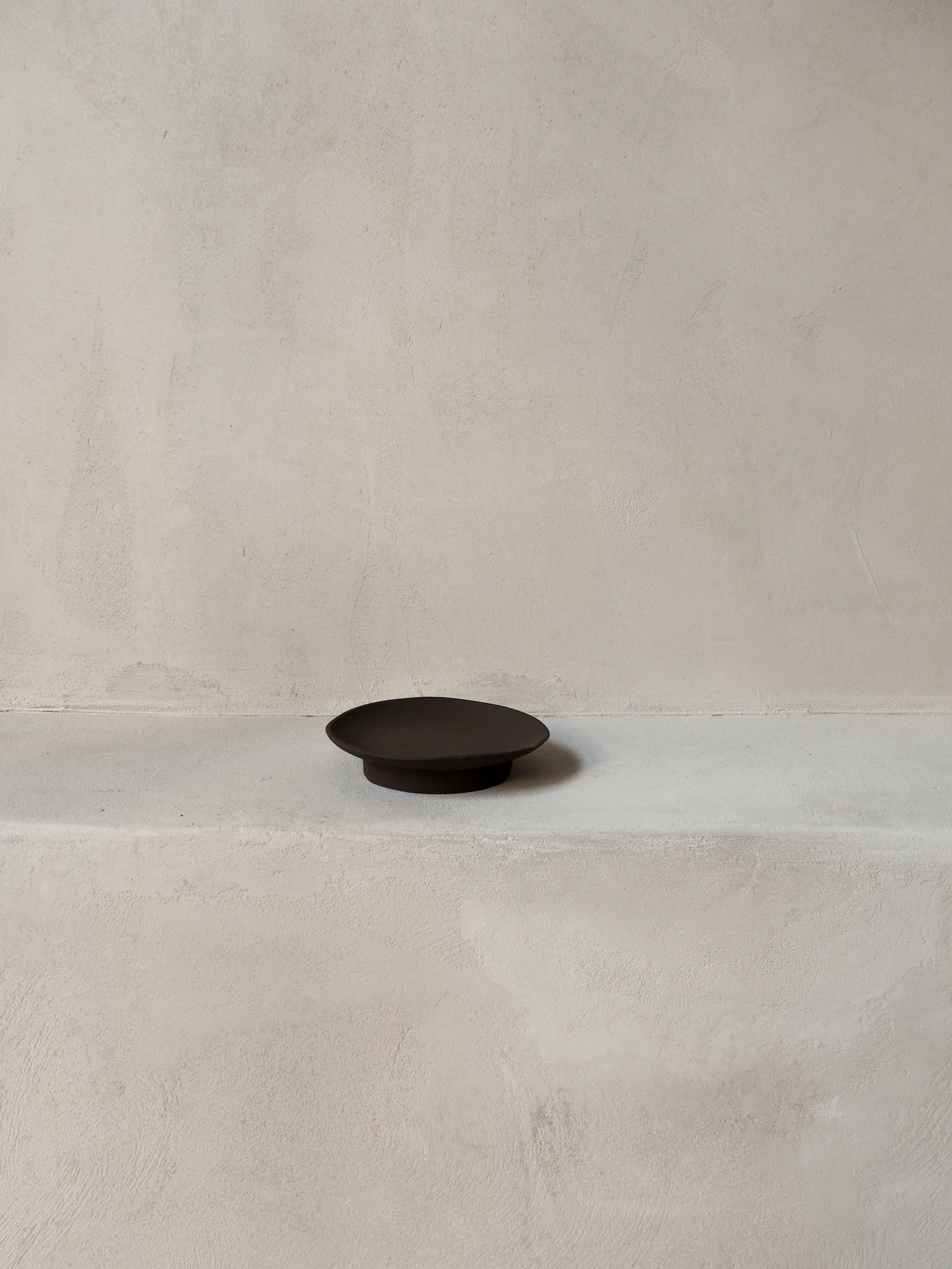 ROUND BLACK TRAY